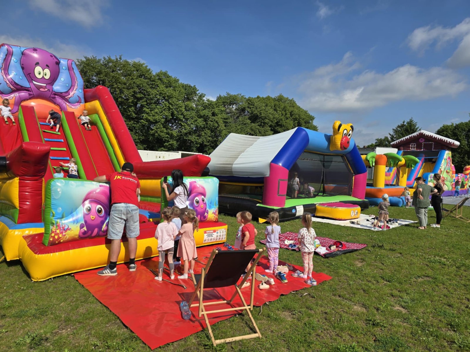 Dzieci na dmuchańcu